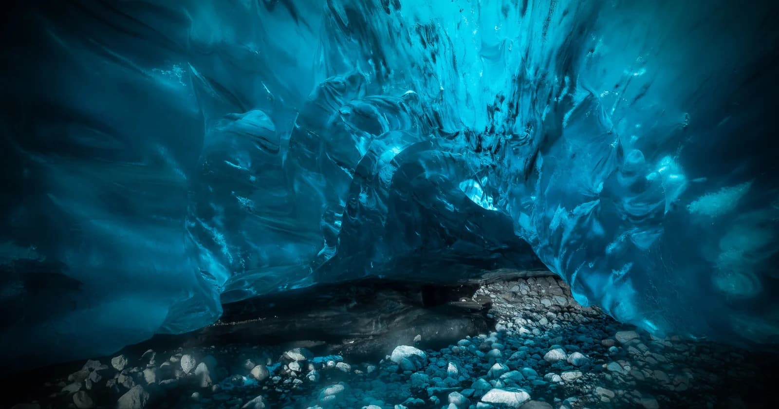 Nearly 300 metres beneath Mexico’s Chihuahuan Desert, miners tunnelling for ore broke into a chamber filled with crystals as long as a bus — giant beams of gypsum up to 11 metres long, hidden underwater for hundreds of thousands of years until mine pum - Space Daily